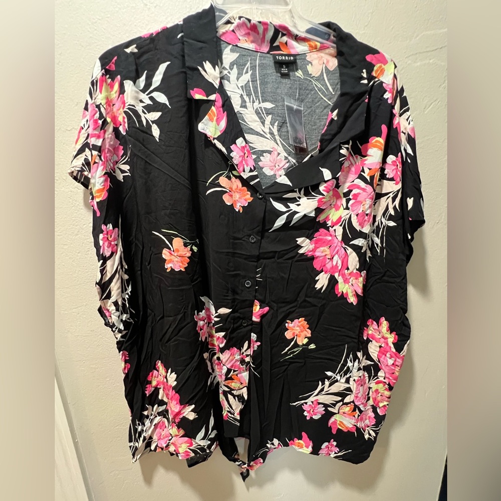 5-size 28 Torrid NWT Button up top with black background and bright floral print
